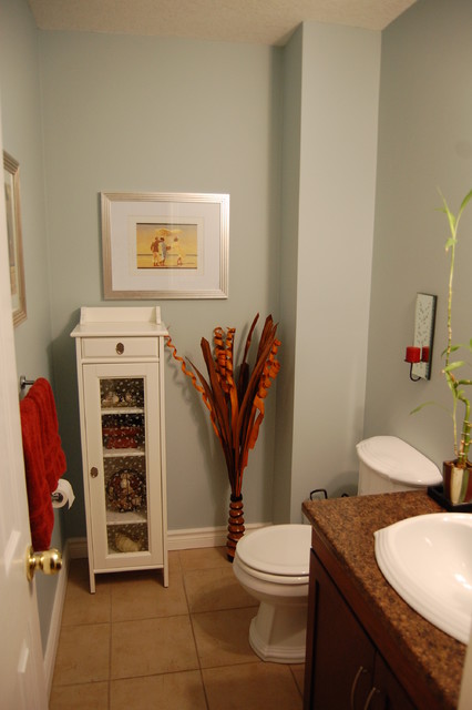 Дизайн туалетной комнаты с яркими цветовыми элементами