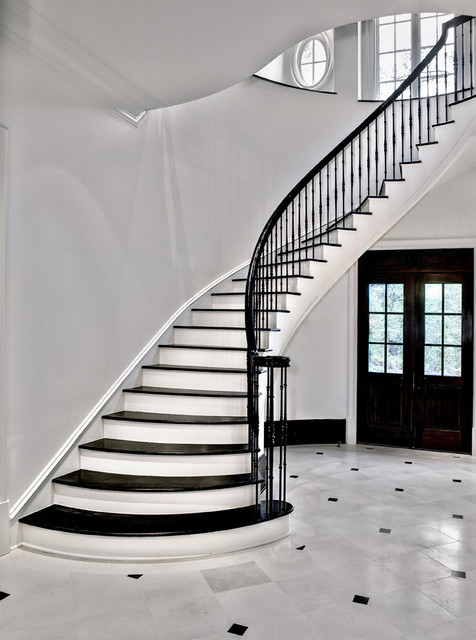 Фотография парадной лестницы в черно-белом цвете