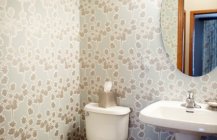 Дизайн туалетной комнаты в белом.