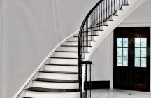 Фотография парадной лестницы в черно-белом цвете