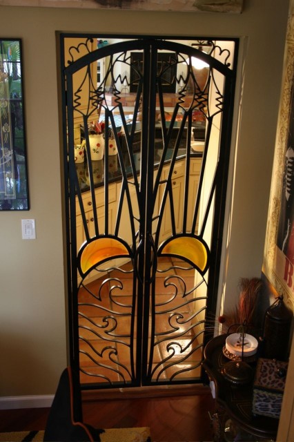 Фото металлической двери с кованым узором