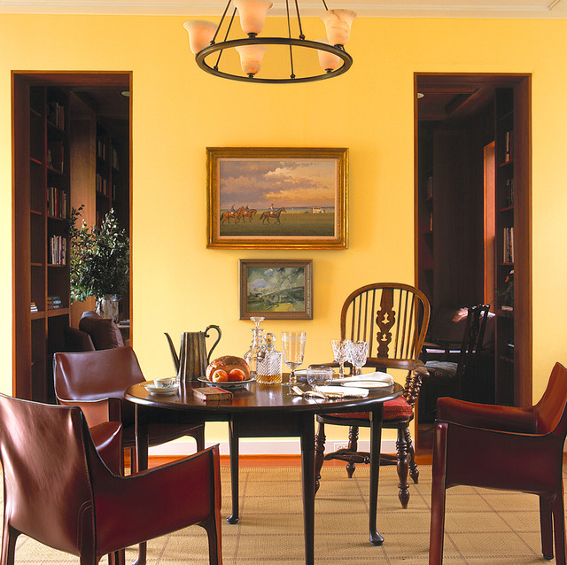 Интерьер столовой выполнен в желто-коричневых тонах