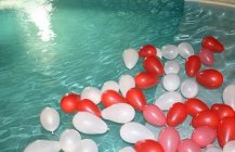Овальный бассейн с шарами