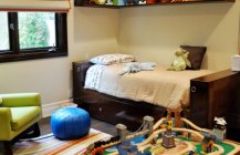 На фотографии вариант цветного веселья для дизайна детской комнаты